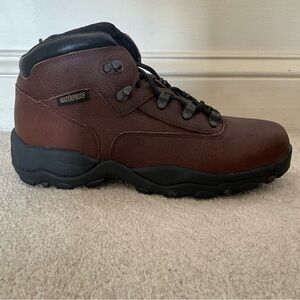 NWOT Men’s waterproof hiking boots